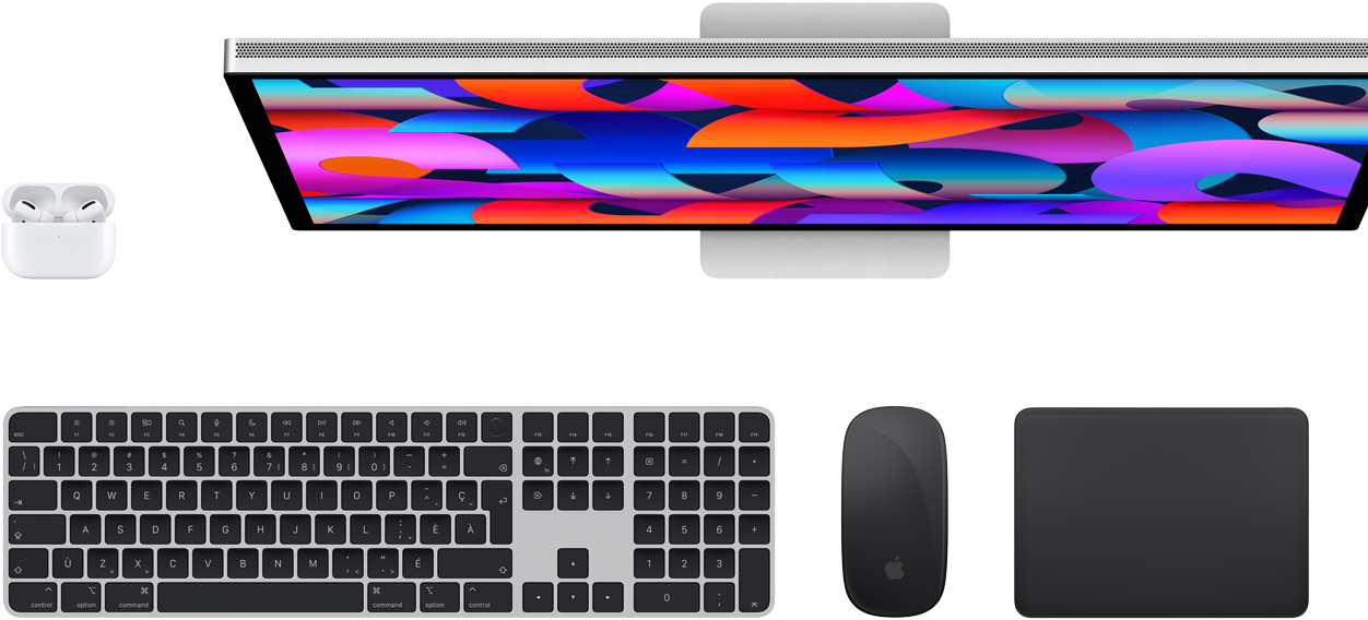 Vue de dessus montrant des AirPods, un Studio Display, un Magic Keyboard, une Magic Mouse et un Magic Trackpad.